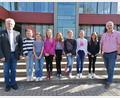 Bild: Stiftland-Gymnasium/exb
Die erfolgreichsten Sammlerinnen mit Schulleiter Oberstudiendirektor Matthias Weiser (links) und Sammlungsleiter Oberstudienrat Uli Roth von der Fachschaft Biologie (rechts).