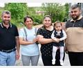 Bild: Petra Hartl
Die kurdische Familie Othman/Mahmud ist gemeinsam aus Syrien geflüchtet. Mit Boot, Bus und zu Fuß waren die Eltern (links), ihre Tochter und deren Mann unterwegs in mehreren Ländern, die kleine Samira ist in der Türkei geboren. Der Ehemann (rechts) der Tochter ist zu Besuch bei der Familie, möchte aber nach Sulzbach-Rosenberg verlegt werden. Sieben Monate ist die Familie bereits in Deutschland – und alle hoffen, hier bleiben zu können.
