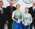 Bild: Schützenverein Linda Mähring/exb
Der Schützenverein „Linda“ Mähring kürte seine Schützenkönige. Im Bild: (von links) Vorsitzender Martin Riedl, Bürgermeister Franz Schöner, Schützenkönigin Cordula Müller, Schützenkönigin Jugend Emma Wagner und Gauschützenmeister Florian Greil.