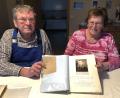 Bild: mis
Margarete und Johann Farchmin halten mit dem Buch und der Muttertagskarte, geschrieben von ihrem Vater und Schwiegervater Georg Kiendl, historische Dokumente in ihren Händen.