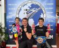 Bild: Wurster
Mila (links) und Jennny Wurster (rechts) mit Trainer Erich Aul.