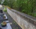 Bild: fz
Die Gräber befinden sich sehr eng an der alten Friedhofsmauer. Das wird beim Abbruch sicherlich nicht einfach. Die neue Mauer wird drei Meter zurückgesetzt.