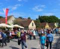 Bild: war
So stellen sich die Etzenrichter Vereine und Verantwortlichen die Weidner Straße am Pfingstsonntag vor. Für die Besucher auf kurzen Wegen erreichbar sind die Stationen mit kulinarischen Genüssen, verschiedenen Musikrichtungen, Wein und Bier und alkoholfreien Kaltgetränken, Kaffee und Kuchen bestückt.
