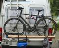 Symbolbild: Matthias Bein/dpa
Ein Wohnmobil, an dem ein Fahrrad befestigt ist, steht auf einem Campingplatz. Vor Beginn der Pfingstferien bietet die Amberger Verkehrspolizei Tipps für Camper an und wiegt auch deren Fahrzeuge.