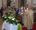Bild: jr
Bischof Dr. Rudolf Voderholzer ehrt die Christusfigur.