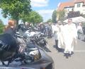 Bild: mas
Mit Weihwasser segnete Guardian Pater Stanislaus die vielen Motorräder