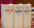Symbolbild: Thomas Banneyer/dpa
Das Strafgesetzbuch (StGB), die Strafprozessordnung (StPO) und das Jugendgesetzbuch (JGG) stehen auf einem Richtertisch. In Amberg war ein verurteilter 21-Jähriger mit seiner Revision erfolgreich.