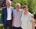 Bild: Mona Stegmann/exb 
Erster Bürgermeister Hermann Böhm dankte Karl Stegmann und seiner Frau Renate für ihr Engagement in Poppenricht und gratulierte zum 80 Geburtstag.