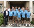 Bild: mma
Zum Aufstieg gratulierten Bürgermeister Bernhard Lindner (links) , Vorsitzender Georg Erras (hinten rechts) und der technische Leiter Josef Nitzbon (Zweiter von links).