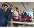 Bild: Schulz
Im Labor des neu eröffneten "Digital Buissness Campus" der OTH bekommt der bayerische Staatsminister für Wissenschaft und Kunst, Markus Blume (Zweiter von links), eine Vorführung der Modellfirma.