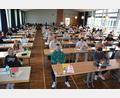 Bild: Josef Rosner/exb
Kurz vor dem Start der Abiturprüfungen herrschte in der Aula der FOS/BOS Marktredwitz gute Stimmung.