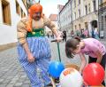 Bild: Petra Hartl
Obelix ist in der Fußgängerzone in Amberg unterwegs und verteilt Comics.