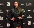 Bild: Friso Gentsch/dpa
Sängerin Leony auf dem roten Teppich vor einer Preisverleihung.