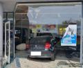 Bild: Freiwillige Feuerwehr Cham
In Cham ist ein Auto in die Ausstellungshalle eines Autohauses gefahren.