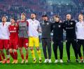 Bild: Tom Weller/dpa
Der VfB Stuttgart feiert den Sieg beim FC Augsburg.