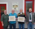 Bild: pop
Ehrungen bei den Vilstalschützen Emhof: (von links) Zweite Schützenmeisterin Barbara Schönfeld, Theo Hummel, Rudolf Beer, Erster Schützenmeister Fabian Stangl.