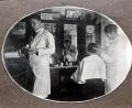 Bild: Archiv Kurz
Willi Deinzer mit seiner Schwester Auguste bei der Arbeit in seinem Friseursalon um 1937 (Privatarchiv Kurz)