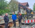 Bild: gis
Geschäftsführer Lothar Huber, Bürgermeister Franz Tauber, Vorarbeiter der ausführenden Firma Zeitler-Bau, Thomas Kuschel (von links), besichtigten die Baustelle.