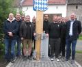 Bild: knh
Stolz sind Rainer Stengel (Vierter von links) und Max Scholz (Fünfter von rechts) mit ihrer Mannschaft auf die neue Maibaumhalterung.