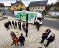 Bild: Marin Schmid/exb
Umsetzungsbegleiter besuchen den Mobilen Dorfladen der Steinwald-Allianz bei seinem Halt in Ebnath.
