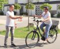 Bild: rgr
Das Fahren mit nur einer Hand am Lenker war eine Übung beim Seniorentraining für das Fahren mit dem Pedelec.