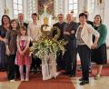 Bild: Georg Hirmer/exb
Dekan Michael Hirmer feiert mit einem eindrucksvollen Gottesdienst in der Pfarrkirche Pfreimd mit seinen Eltern Karl und Brigitte Hirmer die Goldene Hochzeit im Kreise ihrer drei Kinder und Enkelkinder.
