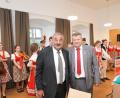 Bild: fvo
Bürgermeister Josef Beimler aus Waldthurn (links) und sein böhmischer Kollege Miroslav Rauch (rechts) aus Hostau beim Festakt "20 Jahre Partnerschaft Waldthurn - Hostau".