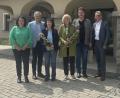 Bild: Marie Kammermeier/Landratsamt Tirschenreuth/exb
Personalratsvorsitzende Ramona Wiesent und Landrat Roland Grillmeier verabschiedeten Margit Seitz, Marita Zandt und Alfred Bäumler (von links). Rechts Personalchef Walter Brucker.