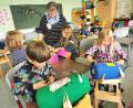 Bild: Portner
Klöppeln steht an der Grundschule Schönsee jeden Montag im Stundenplan. Ludwig und Steffi (vorne) arbeiten am Klöppelsack, während Frieda Roith bei der Suche nach einem neuen Motiv beratend unterstützt.