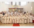 Bild: Angelika Kempf/exb
Bei schönstem Frühlingswetter wurde in Mitterteich Erstkommunion gefeiert. Die Mädchen und Buben der dritten Klassen stellten sich zusammen mit den Seelsorgern, Lehrkräften und weiteren Verantwortlichen vorm Hochaltar in der Pfarrkirche zum Erinnerungsbild.