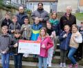 Bild: do
Begleitet von Pfarrer Johannes Bosco, Gemeindereferent Alfred Kick und Elternsprecherin Katja Neukam überreichten die Eschenbacher Kommunionkinder an Andreas Steinl symbolisch den Spendenscheck in Höhe von 805 Euro.