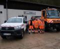Bild: sre
Der 190 PS starke Unimog wird künftig in Etzelwang für den Winterdienst eingesetzt. Der Toyota links hat Allradantrieb und soll den Unimog im täglichen Bauhofbetrieb unterstützen. Bürgermeister Roman Berr (hinten) mit den Bauhofmitarbeitern (von links) Rudi Genal und Leiter Reiner Steger, Peter Winkler u. Regina Kliem.