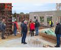 Bild: fks
Die größte Baumaßnahme in diesem Jahr ist der Neubau von Metzgerei- und Gastwirtschaftsgebäude in Premenreuth. Im Erdgeschoss lassen sich die Räume bereits erahnen. Im Hintergrund ist der künftige Innenhof zu sehen.