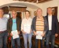 Bild: rtw
Bürgermeister Peter Achatzi (links) ehrte mit Landtagsabgeordnetem Harald Schwartz (rechts) die Mitglieder (ab Zweiter von links) Werner Stollner (35 Jahre), Carola Helm (10 J.) und Hans Ludwig (35 J.) für ihre Treue.