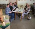 Bild: bjp
Gemeindereferentin Anita Pollok, und Pfarrer Edmund Prechtl (am Tisc,h von links) gestalteten gemeinsam eine anregende Marienandacht zum Maifest des Katholischen Landvolks Burkhardsreuth in Preißach (Dritte von links: Vorsitzende Rita Hey).