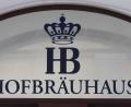 Bild: Angelika Warmuth/dpa
Das Logo des Wirtshaus Hofbräuhaus. Dort hat ein Amerikaner vor mehr als 50 Jahren einen Maßkrug geklaut.