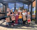 Bild: jhö
Mit Stolz tragen die Gartenbaukinder ihre liebevoll gebastelten Geschenke gut verpackt und unsichtbar für Mamas und Papas Augen nach Hause. Einem schönen Vater- und Muttertag stand nichts mehr im Wege.