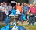 Bild: u
Rund 13 Tonnen Altpapier und 7 Tonnen Altkleider verlädt das Helferteam der Kolpingsfamilie bei der Räumung der Altkleidersammelstelle in Lkw und Container. Organisator Erwin Bauer (vorne links), Kolping-Vorsitzender Hans Fleischmann (Fünfter von links) und sein Stellvertreter Lothar Meier (vorne rechts) packen selbst mit an.