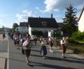 Bild: bk/exb
Nach einem Standkonzert begleitet die Etzenrichter Blaskapelle die Feuerwehren vom Gerätehaus zur Pfarrkirche.