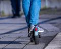 Bild: Jens Büttner/dpa/Symbolbild
Ein Reisender fährt mit seinem E-Scooter über den Bahnsteig.