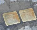 Bild: dob
In Altenstadt/Voh. erinnern diese beiden Stolpersteine an die Geschwister Karl und Ernestine Kohner, die in Theresienstadt ums Leben kamen. Es sind die ersten Mahnmale dieser Art im Landkreis.