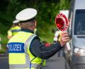 Symbolbild: Armin Weigel /dpa
Ein Polizist hält an einer Kontrollstelle nahe der deutsch-tschechischen Grenze eine Kelle mit der Aufschrift "Halt Polizei". Bei einem 39-Jährigen haben Bundespolizisten am Freitag in Waidhaus ein gefälschtes Aufenthaltsdokument entdeckt.