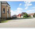 Bild: sei
Wo jetzt noch ein freier Platz ist, entsteht demnächst das neue Pfarrzentrum neben der Kirche. Aus Kostengründen wurde das Bauvorhaben abgespeckt.