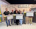 Bild: Edeka Legat/exb
Auf dem Bild: TSV Kastl (links), ASV Waldsassen (rechts), in der Mitte die Vertreter der Faschingsgesellschaft Tursiana Tirschenreuth.