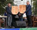 Bild: pi
Die Bürgermeister Martin Ábel (rechts) und Markus Bauriedl tauschen Erinnerungsgeschenke aus.