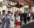 Bild: Claudia Hösl/exb
Pfarrer Heribert Stretz trug in der Monstranz das Allerheiligste durch den Markt Waldeck.