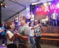 Bild: Hirsch
Die Musik der Coverband "Auf A Wort" stimmt die Gäste im Gögglbacher Festzelt nicht nur fröhlich, sondern ermuntert sie auch zum Tanzen.