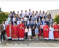 Bild: Harald Kraus/exb
50 junge Christinnen und Christen aus Vohenstrauß, Roggenstein, Tännesberg, Leuchtenberg und Michldorf empfangen im Beisein ihrer Heimatpfarrer von H.H. Domkapitular Michael Dreßel (Vierter von links) in der katholischen Stadtpfarrkirche Vohenstrauß das Sakrament der Firmung.