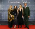 Bild: Christian Charisius/dpa
Die Schauspieler Phyllis Logan (l-r), Sophie McShera, Laura Carmichael und Hugh Bonneville bei einem Fototermin zum Kinostart des Films "Downton Abbey".