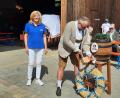Bild: oe
Nach zwei Schlägen von Hubert Englhard (rechts) verkündet Doris Schmidt (links) beim Viehberger Maifest: "O`zapft is."
